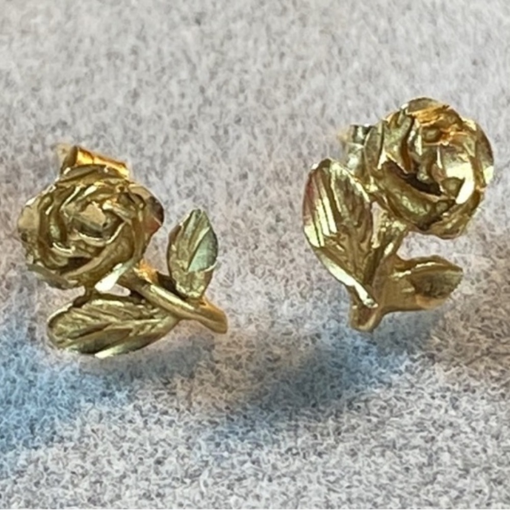 Vintage 14K Gold Delicate Rose Bloom Flower Stud Pierced Earrings - Picture 14 of 15